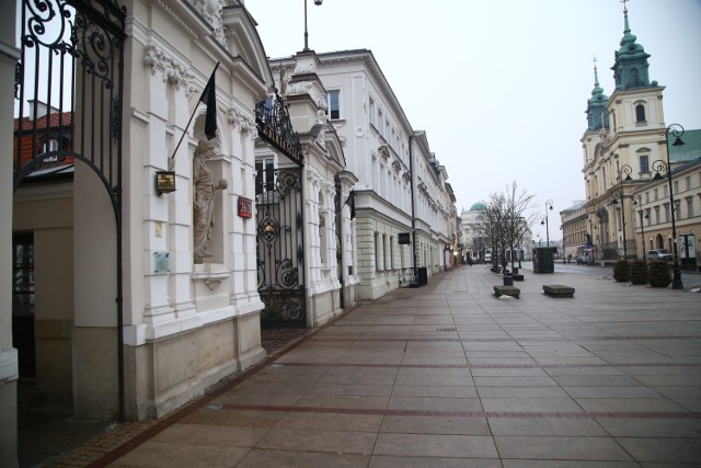 Czarny piątek w Warszawie. Blokada Uniwersytetu Warszawskiego się nie udała. Nikt nie przyszedł [ZDJĘCIA]