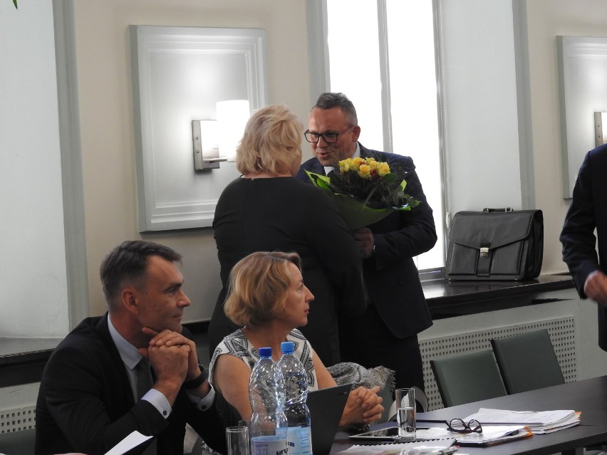 Były radny Tomasz Tolko pożegnał się z radnymi i burmistrz. Były kwiaty i podziękowania (zdjęcia)   