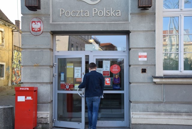 Poczta Polska S.A. planuje nadal prowadzić placówkę pocztowa w tej lokalizacji. Prawa Poczty zostały stosownie zabezpieczone, gwarantując ciągłość funkcjonowania placówki pocztowej również po sprzedaży tej nieruchomości.