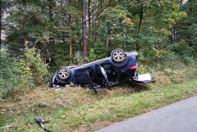 Po "obcierce" kierowca suva stracił panowanie nad kierownicą i wylądował w rowie.