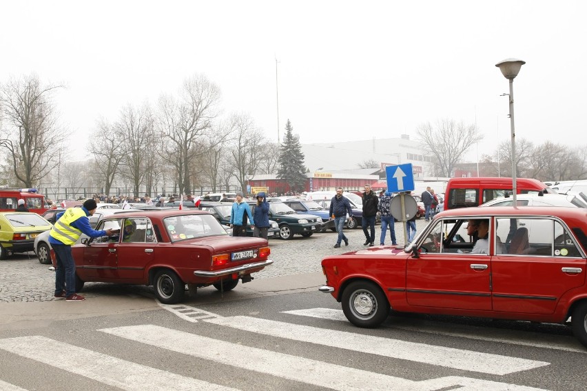 Zlot klasycznych polskich samochodów w Warszawie. Wszystko z...