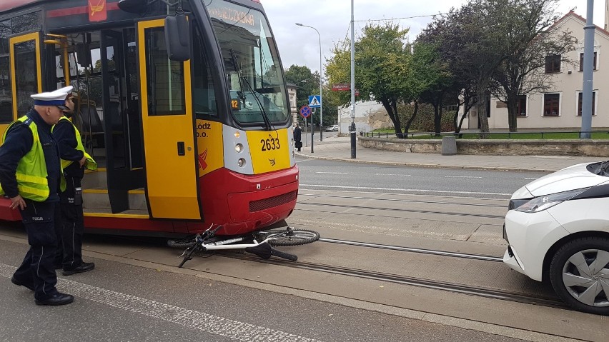 13-letni rowerzysta potrącony przez tramwaj na Piotrkowskiej [ZDJĘCIA FILM]