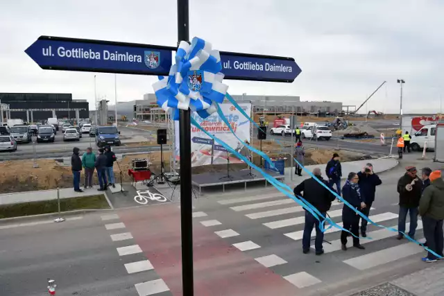 Zakres obowiązków
 
Do uruchomienia nowej linii baterii do samochodów elektrycznych, szukamy osób na stanowisko Brygadzisty, które będą miały następujące zadania: 

- Przestrzeganie ustalonych wymogów bezpieczeństwa pracy, zgłaszanie zauważonych zagrożeń.
- Wykonywanie pracy wg ustalonych standardów, z dbałością o najwyższą jakość produktu.
- Zgłaszanie pomysłów innowacyjnych zgodnie z filozofią „ciągły rozwój”.
- Zapewnienie ciągłości produkcji, wykonywanie zadań w wyznaczonym czasie.
- Analiza koniecznych czynności montażowych w przypadku zmian lub wdrożeń nowych produktów.
- Analizowanie i dokumentacja przyczyn awarii, analiza błędów.
- Przeprowadzanie pomiarów i testów na stanowiskach końcowych.
- Organizacja pracy grupowej, realizacja planu produkcyjnego na podstawie zleceń przy zachowaniu wymogów jakościowych oraz wydajnościowych.
- Zapewnienie produkcji w przypadku zmian planu produkcyjnego przy uwzględnieniu zasobów oraz współpraca z wydziałami wspierającymi produkcję (kontrola jakości, utrzymanie ruchu, logistyka).
 
Wymagania
 
- Wykształcenie techniczne co najmniej średnie.
- Doświadczenie w pracy na podobnym stanowisku.
- Gotowość do wyjazdów zagranicznych.
- Doświadczenie w uruchomieniu nowych projektów – mile widziane.
Znajomość języka niemieckiego bądź angielskiego – mile widziana.
- Rzetelność, dokładność, odpowiedzialność.
Umiejętność analitycznego myślenia i wyciągania wniosków.
- Zdolność do działania pod presją czasu z nastawieniem na terminowość realizacji zadań.
Wysokie standardy etyczne.

ŻEBY APLIKOWAĆ KLIKNIJ TUTAJ