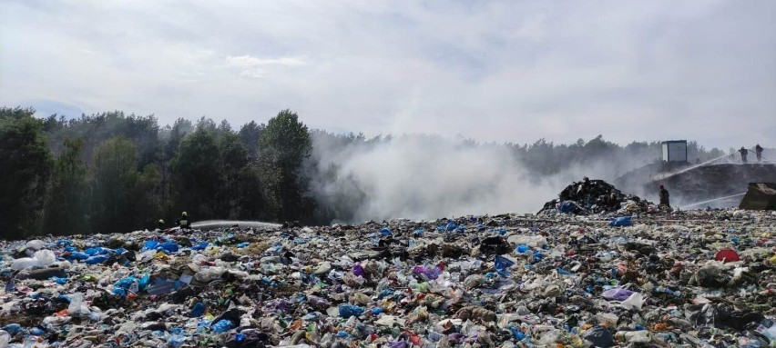 Ogromny pożar wysypiska śmieci w Niedźwiedziu w powiecie wąbrzeskim. Gasiły go 23 jednostki straży pożarnej