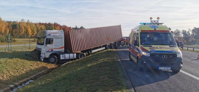 Ciężarówka przewożąca kontener na wysokości Łętowic zjechała z autostrady i zatrzymała się w rowie przy A4