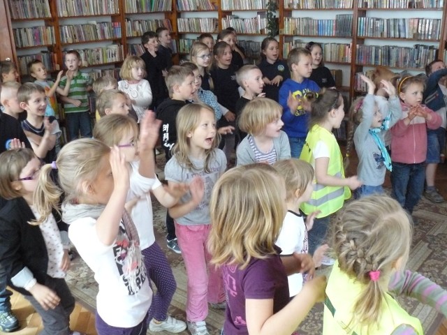 Dzieci bardzo lubią brać udział w zajęciach organizowanych w bibliotece. Na zdj. ubiegłoroczny Dzień Dziecka