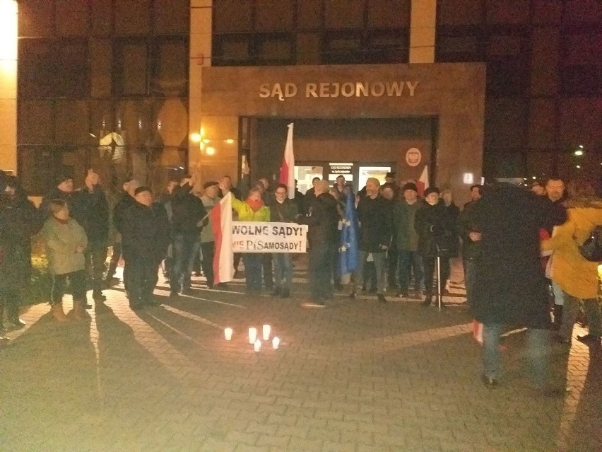 Głośny protest przed Sądem Rejonowym w Jędrzejowie (WIDEO, ZDJĘCIA) 