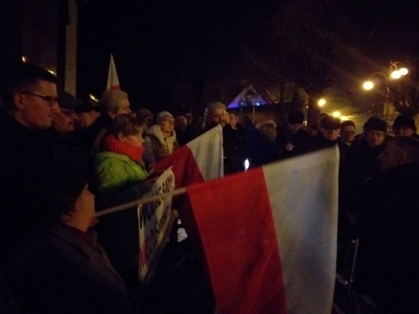 Głośny protest przed Sądem Rejonowym w Jędrzejowie (WIDEO, ZDJĘCIA) 