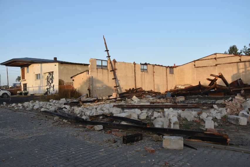 Przy ul. Osadników zawalił się budynek gospodarczy