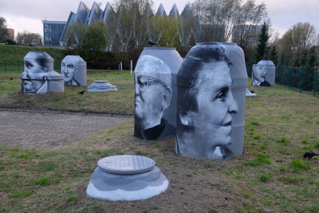 Jeśli wybierzemy się na spacer po rzeszowskich bulwarach, zobaczymy na studzienkach przy parkingu na Podpromiu nowe murale.

- Siedem lat temu podczas pierwszej edycji Europejskiego Stadionu Kultury namalowałem na studzienkach portrety znanych Polaków i Ukraińców - mówi nam malarz Arkadiusz Andrejkow. - Przez te siedem lat nieco się podniszczyły. Miejskie Przedsiębiorstwo Wodociągów i Kanalizacji odnowiło je i zaproponowało, żebym namalował na nich portrety zasłużonych, nieżyjących osób związanych z Rzeszowem.

Jakie pojawiły się nowe twarze? To m.in. historyk Franciszek Kotula, muzyk i autor hymnu Rzeszowa Tomasz Stańko, aktor Tadeusz Kantor, malarz Franciszek Starowieyski, reżyser teatralny Jerzy Grotowski oraz aktor Zdzisław Kozień. Ponadto: Stan Borys, Franciszek Starowiejski, Wanda Siemaszkowa, Józef Szajna. 

Zobacz także: Kto wygrał wybory Rzeszowie? Sonda powyborcza w Rzeszowie
