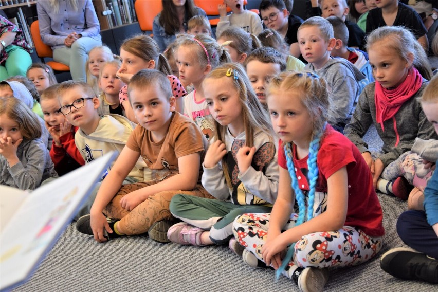 Ogólnopolski Tydzień Czytania Dzieciom w Sieradzu 2022. Do akcji włączyła się Powiatowa Biblioteka Publiczna w Sieradzu ZDJĘCIA