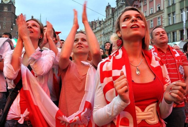 Niestety nie we wszystkich miastach. Samorządy narzekają na horrendalne stawki licencji na utworzenie legalnych Stref Kibica. Euro 2016. 

Koszt licencji zależy od miejsca publicznego odtwarzania. I tak według oficjalnego cennika Polsatu lokal o pow. do 50 m.kw. Zapłaci 1250 zł, a klub wielkości 1000 m kw. - 20 tys. zł brutto. Z kolei strefa kibica organizowana w Warszawie oznacza wydatek 246 tys. zł za samą licencję.

Zobacz w których miastach powstaną Strefy Kibica na Euro 2016...