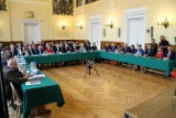 Sesja Rady Miejskiej w Tomaszowie Maz. Radni ustalą nowe stawki za odbiór śmieci [NA ŻYWO]