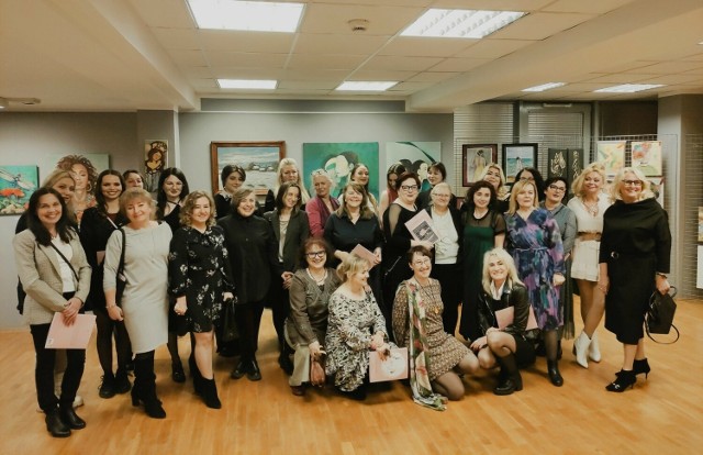 Uczestniczki czwartej edycji wystawy "Kobiecualność" w Centrum Kultury w Jędrzejowie.