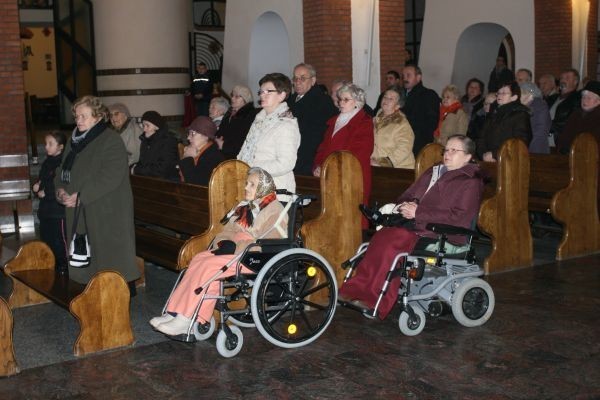 Sądeccy uczniowie wystąpili dla niepełnosprawnych i biskupa [ZDJĘCIA]