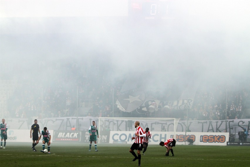 Race i transparenty podczas meczu Cracovia - Śląsk.

Derby...