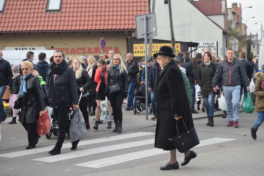 Dzień Wszystkich Świętych. Zobacz zdjęcia z cmentarza w Kościerzynie. 1 listopada 2018 [ZDJĘCIA]