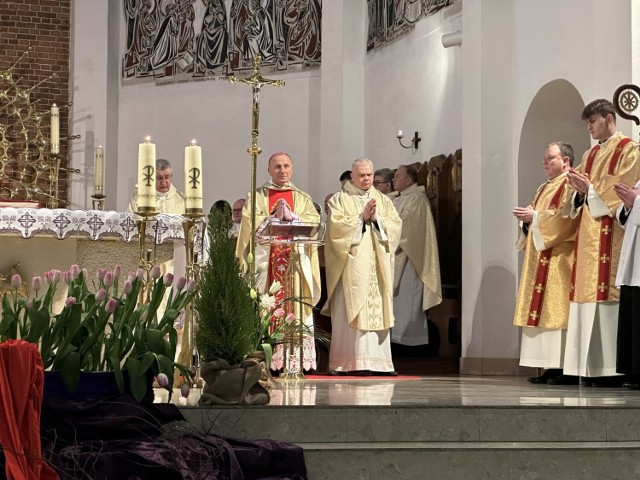 Liturgii przewodniczył ksiądz biskup Marek Solarczyk. Więcej na kolejnych  zdjęciach