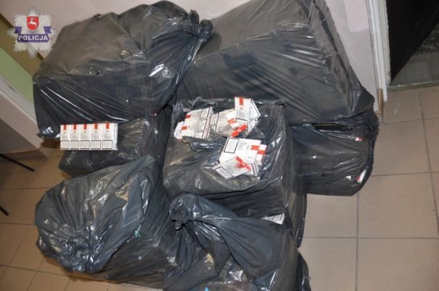Podczas przeszukania posesji  policjanci znaleźli ponad 10 tysięcy paczek nielegalnych papierosów