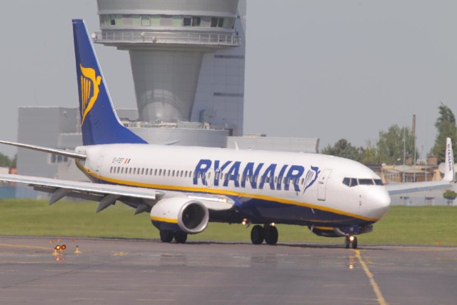 Wraz z pierwszym dniem 2019 roku, spółka Ryanair nie będzie już świadczyć usług na terenie Polski. Irlandzkiego przewoźnika ma zastąpić nowe, zarejestrowane w Polsce przedsiębiorstwo – Warsaw Aviation. Czy aby na pewno oznacza to, że polskich pasażerów podróżujących tanimi liniami dotknie szereg zmian? Szczegóły w artykule poniżej.