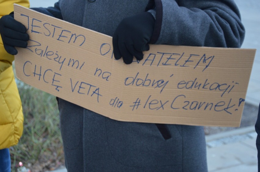 Protest przeciw Lex Czarnek w Zduńskiej Woli. Uczestnicy...