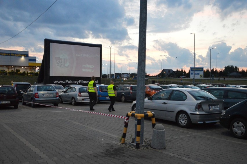 Letnie kino samochodowe na parkingu przy Carrefourze