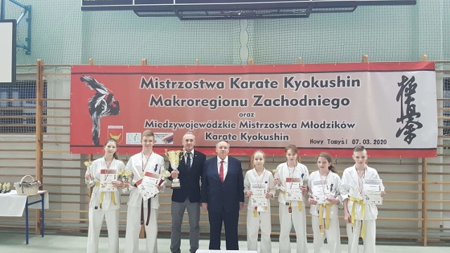 Na zdjęciu medaliści Lipnowskiego Klubu Kyokushin Karate z sekretarzem generalnym Europejskiej Organizacji Kyokushin Word Federation, Wice prezesem Polskiego Związku Karate, Prezesem Polskiej Organizacji Kyokushin- Shihan Andrzejem Drewniakiem 9 Dan oraz prezesem i trenerem sensei Pawłem Olszewskim 4 Dan.