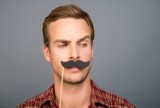 Zdrowie intymne mężczyzn to nie tabu. Weź udział w „Movember” i zapuść wąsy. Badaj się, żeby nie dopuścić do rozwoju raka prostaty i jąder