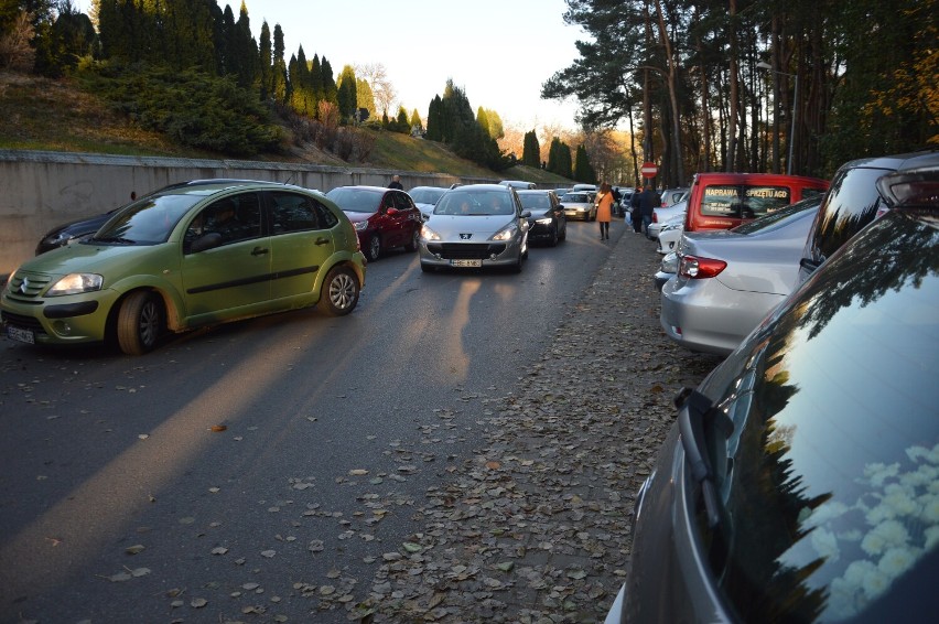 Mieszkańcy miasta wcześniej odwiedzali i sprzątali groby.