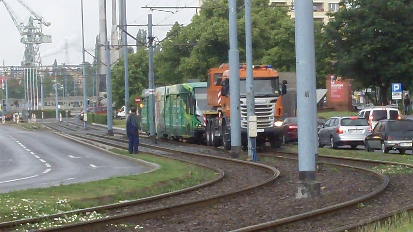 Uszkodzony tramwaj blokował ruch przy placu Solidarności w Gdańsku. Ruch został przywrócony