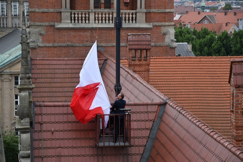 Na maszt Zachodniopomorskiego Urzędu Wojewódzkiego w Szczecinie powróciła biało-czerwona flaga [ZDJĘCIA]