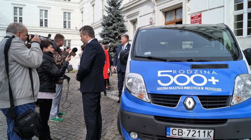 Ruszył program 500 plus w Bydgoszczy. Wraz z nim bus informacyjny [zdjęcia, wideo] 