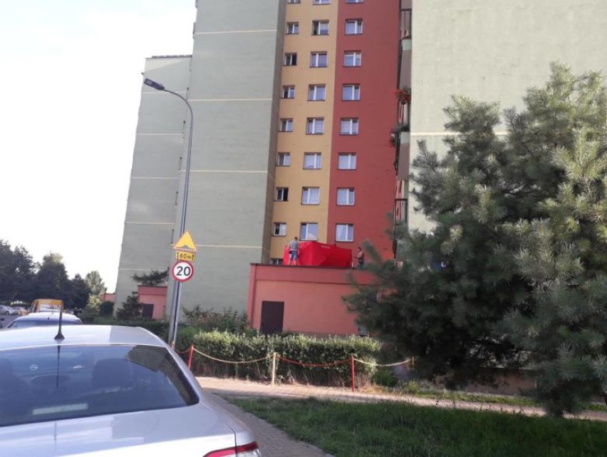 Tragedia w Dąbrowie Górniczej. Młody mężczyzna wypadł z okna na 10. piętrze na ul. Tysiąclecia
