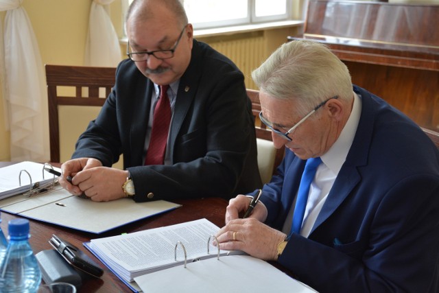Zbigniew Łopusiewicz podpisał umowy przekazujące dofinansowanie w towarzystwie marszałka Cezarego Przybylskiego
