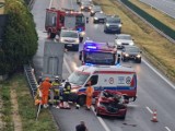 Wypadek na autostradzie A1 w miejscowości Połomia. Osobówka wbiła się w tył ciężarówki. Samochodem podróżowała rodzina z dzieckiem