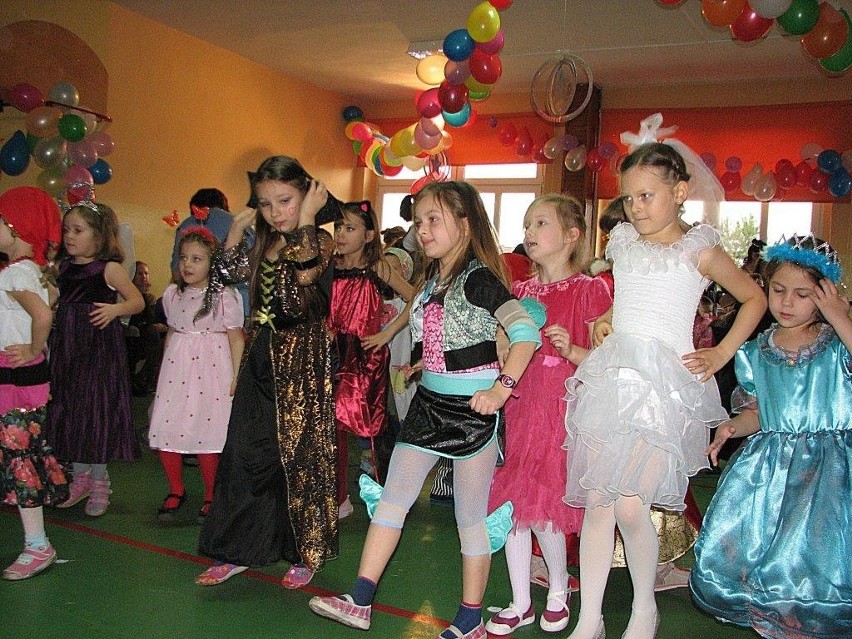 Karnawał w szkole w Mirkowie. Dzieci przebrały się za księżniczki, Indian i superbohaterów