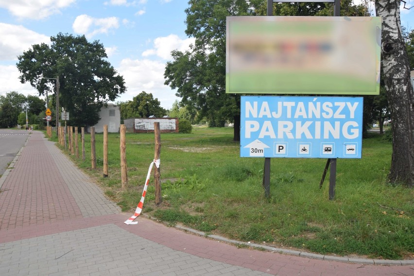 Miejski parking u zbiegu ulic Głównej i Wałowej  w dzielnicy...