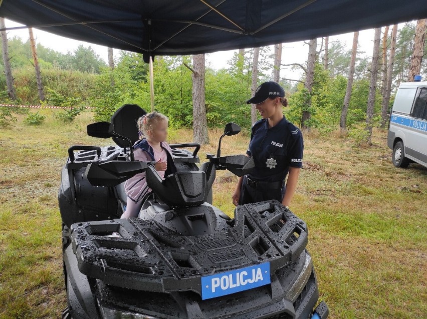 Policjanci na pikniku w Plaskoszu mieli dla dzieci wiele...