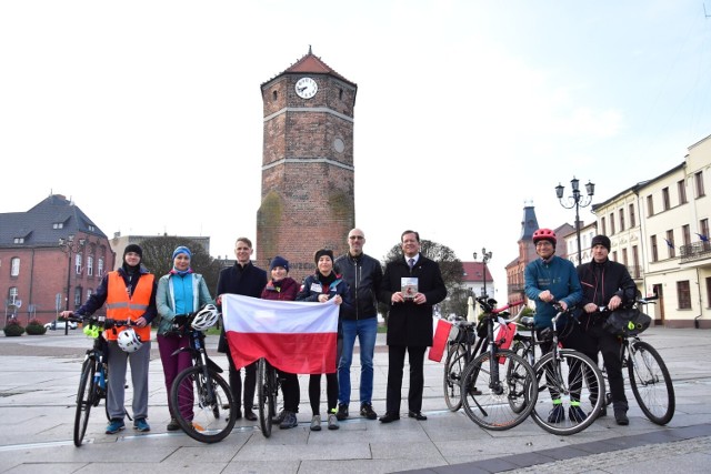 Miłka Raulin z ekipą rowerzystów, wyjechali ze żnińskiego rynku.