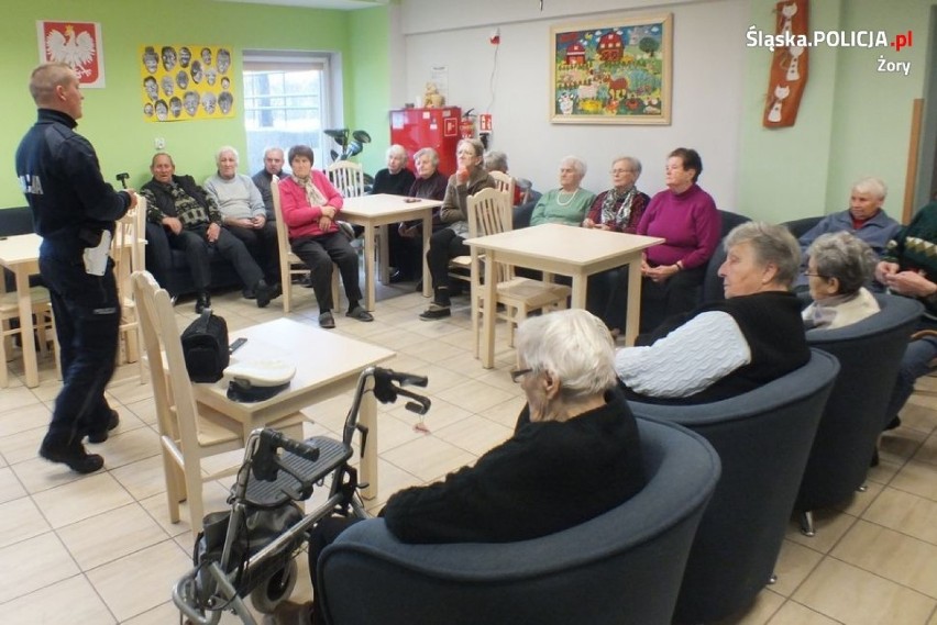Policjanci odwiedzili dom Senior-Wigor w Żorach - rozmawiali z seniorami o bezpieczeństwie ZDJĘCIA