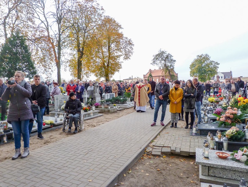 Zaduma, modlitwa i refleksja na pniewskim cmentarzu