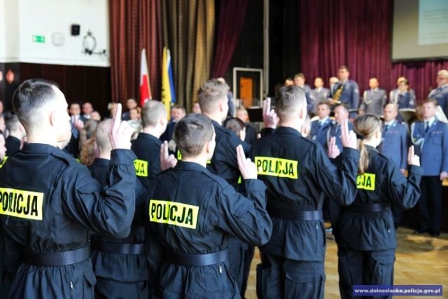 Przysięgę złożyło 47 nowych policjantów przyjętych do służby na Dolnym Śląsku. W gronie tym jest 12 policjantek