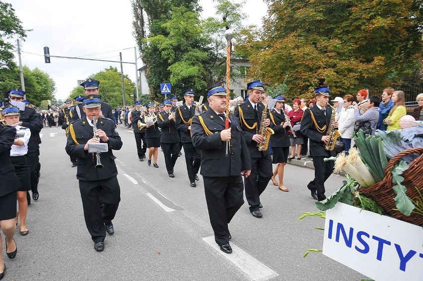 Na czele szła Miejska Orkiestra Dęta pod batutą Szczepana...