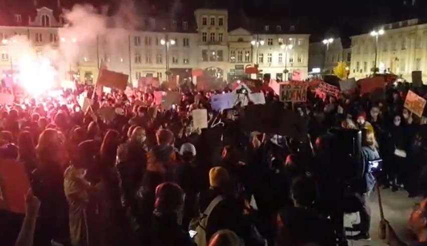 Kolejny dzień protestów w Polsce. W Bydgoszczy manifestujący...