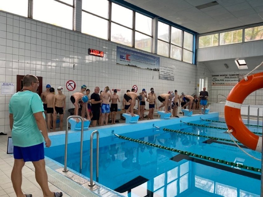 Reprezentacje I LO w Wieluniu najlepsze w mistrzostwach powiatu w pływaniu