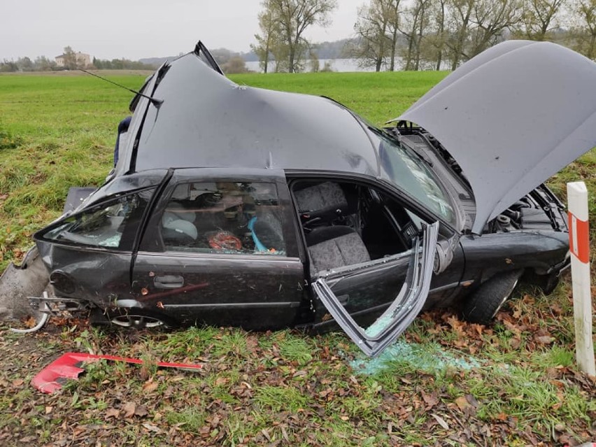 Groźni wypadek w Działyniu. Samochód osobowy zderzył się z ciężarówką 