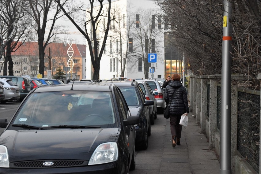 W strefie są miejsca, w których kierowcy parkują i nie...