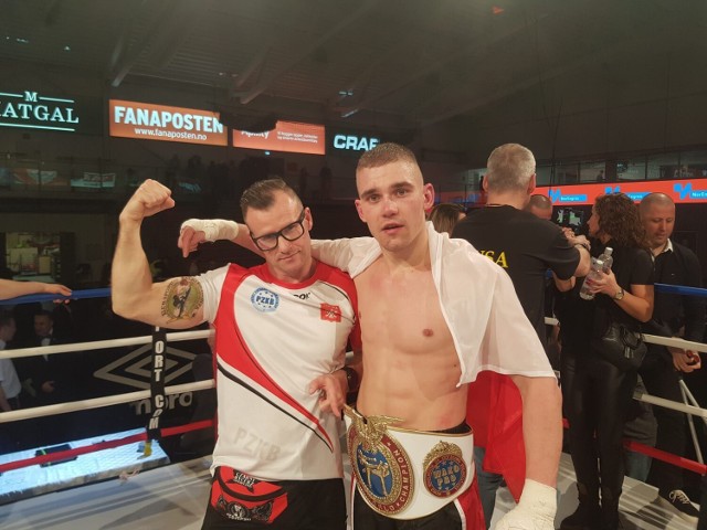 Jakub Pokusa (z prawej) z trenerem Zbigniewem Sołtysem po zdobyciu tytułu zawodowego mistrza świata