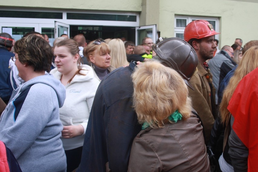 KWK Kazimierz-Juliusz: górnicy wyjechali na powierzchnię, ale protest trwa [ZDJĘCIA]