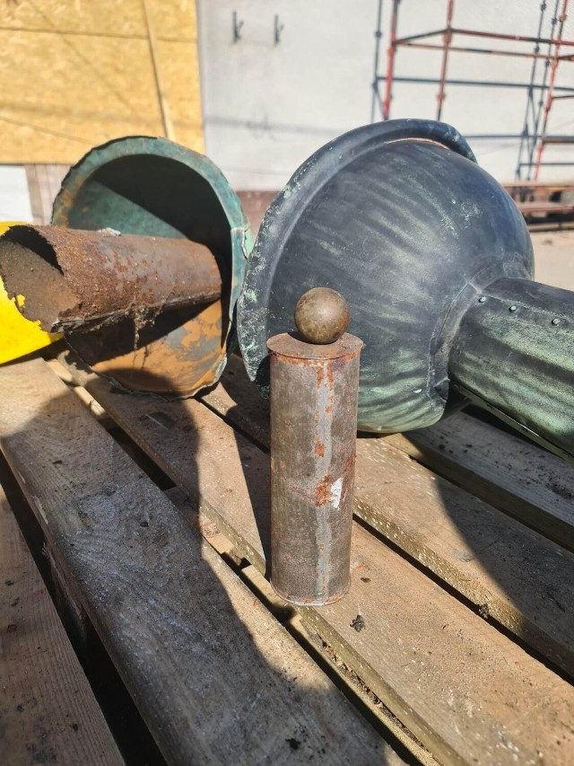 Blaszana tuba znajdowała się w kuli umieszczonej na iglicy wieńczącej wieżyczkę.